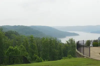 Image de Gorgeous Condo with view overlooking Center Hill Lake