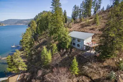 Image de Two dog-friendly, lakefront homes with a private hot tub & decks