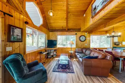 Image de Rustic, dog-friendly retreat with hot tub, woodstove & furnished deck