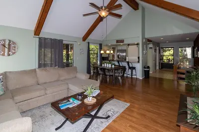 Image de Brett's Oasis Private Lake House in Margaritaville