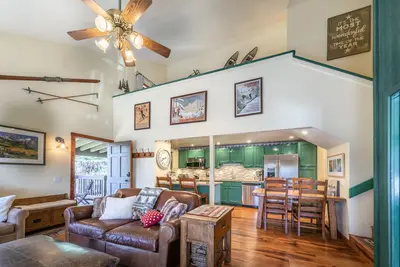 Image de Stunning boutique mountain condo near Village and Gondola