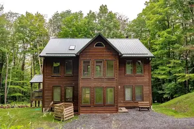 Image de Timberly - 699 Ridge Road\n\nTimberly - Private Wooded Lot, Outdoor Hot Tub, Pool Table, Pet Friendly, Lake Access!