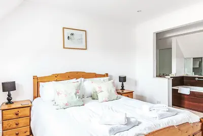 Image de A Cotswold stone traditional cottage with modern touches, unrivalled location