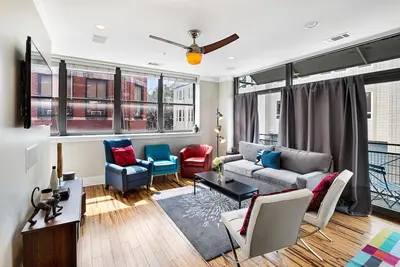 Image de Downtown Condo w/ Balcony, Prime Location by Lucky Savannah