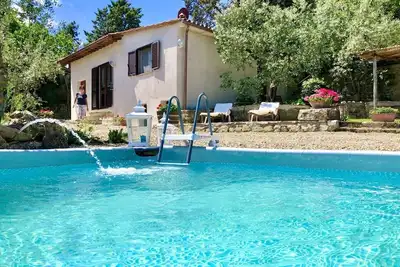 Image de detached villa with private pool and garden