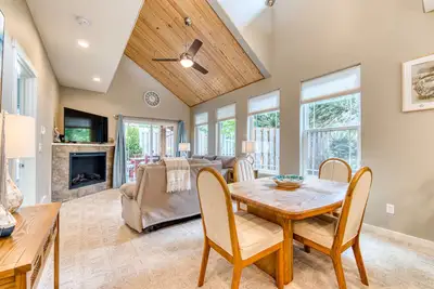 Image de Dog-friendly home near beach with private hot tub, 3 kayaks, 2 bikes, Sup