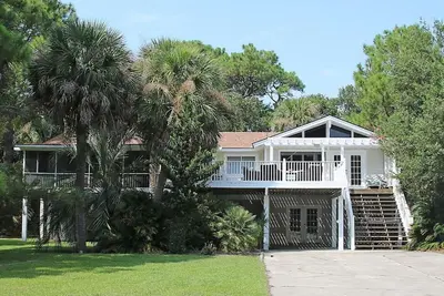 Image de 5br/5ba Open Floor Plan perfect for large groups! Renovated in May 2021