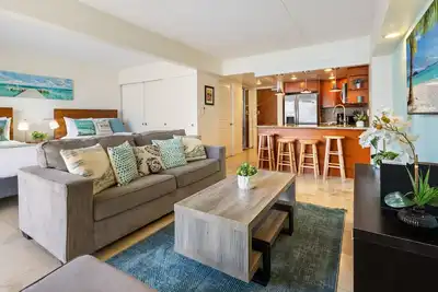 Image de Gorgeous City View Studio Steps from the beach at the Ilikai Hotel