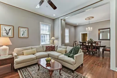 Image de Landmark District /1872 Townhouse/Walk to River, Shopping, Dining /Parking