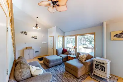 Image de Bright dog-friendly home with wrap-around deck just steps from beach