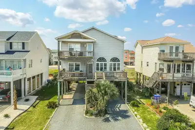 Image de Beautiful 2nd Row House, 100 Feet To Beach Access & Great Ocean Views! 5br/5b