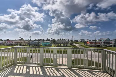 Image de 2 Blocks to Gulf: Surfside Beach Family Home!