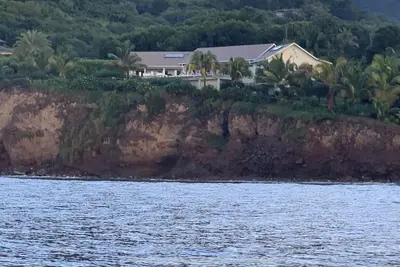 Image de Private home at end of cul de sac 300 feet of pristine ocean views