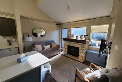 Image de R&R Retreat - In the Heart of the Village - 1 Bedroom + Loft