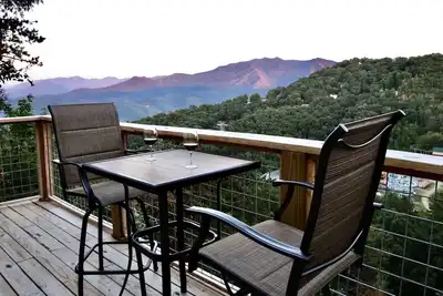 Image de ⭐️AmaZinG Mtn VieW Chalet⛰️! 4bed-2bath close to Np hiking🥾& Downtown G’Burg! ⭐️