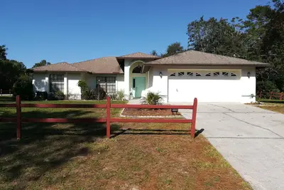 Image de Spacious, well-equipped, and comfortable home with heated pool.