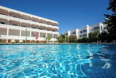 Image de HostWise - Bright Cozy Flat w/ Terrace and Pool