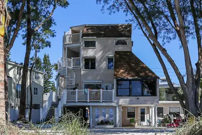 Image de Sunset Beach House 3br - Beach Front with gorgeous updates!