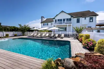 Image de 11-Bedroom Mansion with an Seasonal Outdoor Pool 10. 5 bathrooms