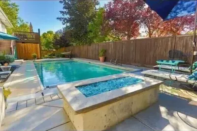 All Year Heated Pool, King Beds, Large Apartment, Ski & Hiking, Mountain View