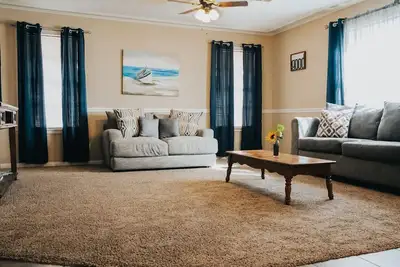 Image de Newly Remodeled - Near Baseball Fields, Park, Local Restaurants