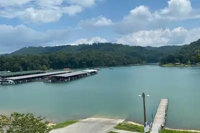 Image de Lake Front Condo @ Waterside Marina. Seasonal Pool, Hot Tub, Club house discount
