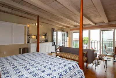 Image de #A Ocean Beach View Studio Penthouse with Hot Tub & Eco Garden