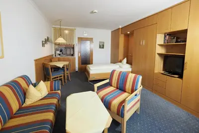 Image de Apartment with glazed dormer window - bathrobe access to the thermal baths possible.