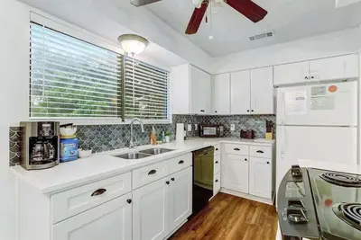 Image de Coastal Condo Oasis: Pool, Tennis & Pickleball Fun