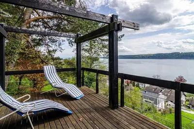 Image de Maison de vacances \"Adlerhorst Über Dem Bodensee\" avec vitrage panoramique et terrasse