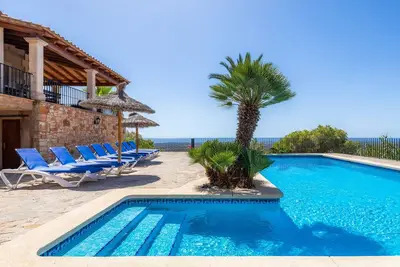 Image de Villa \"Es Puig\" avec vue sur la montagne et la mer, balcon, terrasses, jardin et piscine