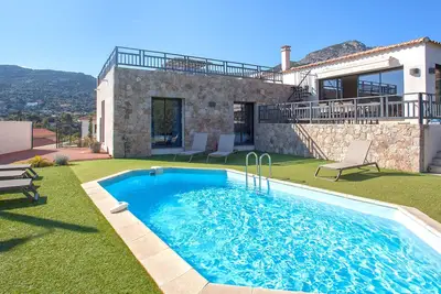 Image de Villa avec piscine et vue mer à moins de  2km centre  et plage de Calvi