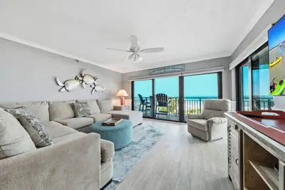 Image de Direct oceanfront condo with a large balcony and a heated beachfront pool