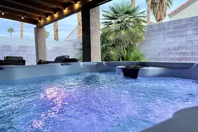 Image de Single-floor, brand-new Hot Tub, near Speedway, Downtown, Strip & More.