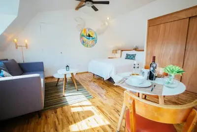 Image de Ph Surrealistic Retreat w Ac and Breakfast