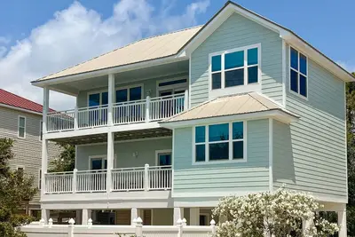 Image de Renovated dog-friendly home with private pool & spacious decks - near the beach