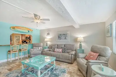 Image de On Siesta key Beachfront 2 bedroom 2 bath condo.