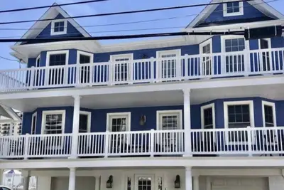 Image de Beautiful, clean second story condo steps from the beach and center of town!