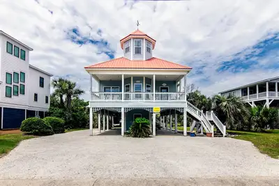 Image de Second Row Classic w/ Ocean Views from Cupola; Covered Deck; Easy Beach Access; Cable Tv/WiFi
