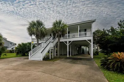 Image de Dawhoo Dreams | 4br/3ba Edisto Beach Vacation Rental – Walk to Beach, Dining & More