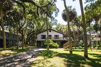 Image de Pet Friendly Beachwalk Cottage w/ Sun Deck on Quiet Side Street;Easy Beach Access