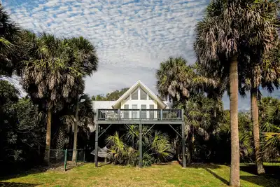 Image de Pet Friendly Cottage w/ Fenced Yard; Ocean Views from Sun Deck; Easy Beach Access; CableTV/WiFi