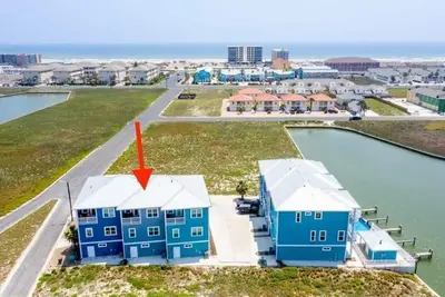 Image de Spacious 4 bedroom 3 bathTownhome, heated pool! Close to the beach, boat slip!