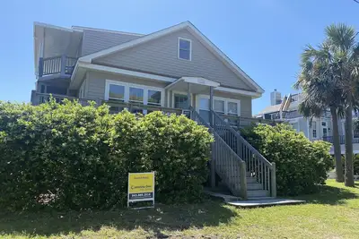 Image de Third-Row Home w/ Ocean Views & Easy Beach Access; Screened Porch; Sun Deck; CableTV/WiFi