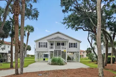 Image de Petty House | Partial Ocean Views | Walk to Beach & Town | Sleeps 8
