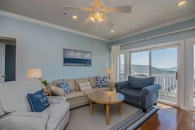 Image de Updated Second Floor Condo w/ Free Pool Access; Direct Beach Access; Cable Tv/WiFi Access