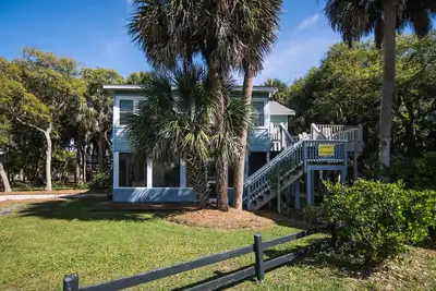 Image de Prime Location Less Than 1 Minute to Beach; Sun Deck; Screened Patio; CableTV/WiFi