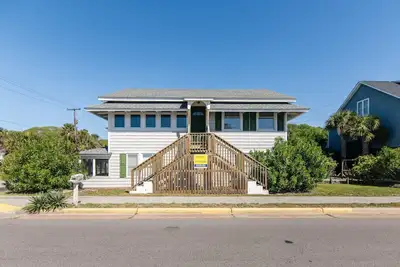 Image de Classic Second Row Home w/ Ocean Views & Direct Beach Access; CableTV/WiFi