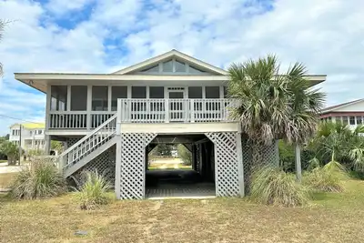 Image de Second Row Classic w/ Screened Porch; Across the Street From Beach Access; WiFi & Cable Tv's