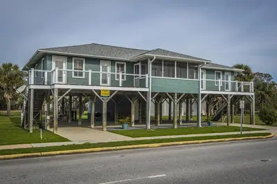 Image de Beautifully Updated Home w/ Screened Porch & Sun Decks: 1 Minute to Beach; Cable Tv/WiFi
